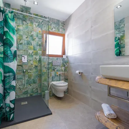 Guest house Restaurante Pou Des Lleo 2*